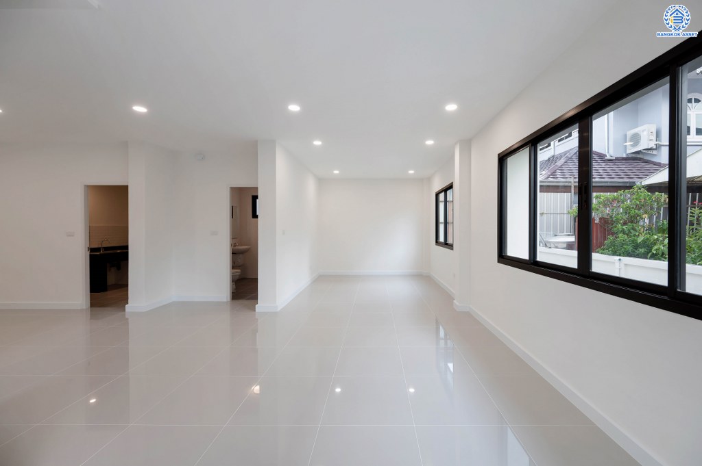 บ้านมือสองตกแต่งใหม่ จ่ายราคาทาวน์เฮ้าส์ แต่ได้บ้านเดี่ยว เนื้อที่ 52 ตร.ว. โครงการ วรารมย์ เพชรเกษม81 จากแบรนด์ Q.House ถูกที่สุดในย่านเพชรเกษม พื้นที่ใช้สอย 135.78 ตร.ม. ฟังก์ชัน 3 ห้องนอน 2 ห้องน้ำ จอดรถได้ 2 คัน โครงการบนทำเลเชื่อมต่อ ถนนกาญจนาฯ ถนนบางบอน ถนนพุทธมณฑลสาย4 และใกล้ The Mall บางแค