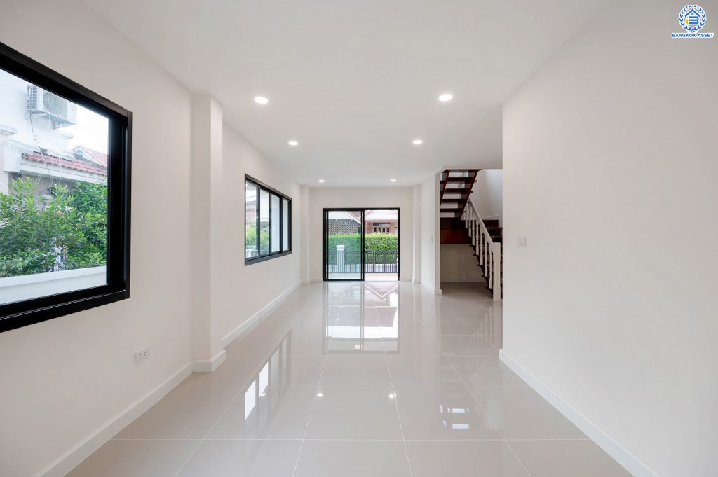 บ้านมือสองตกแต่งใหม่ จ่ายราคาทาวน์เฮ้าส์ แต่ได้บ้านเดี่ยว เนื้อที่ 52 ตร.ว. โครงการ วรารมย์ เพชรเกษม81 จากแบรนด์ Q.House ถูกที่สุดในย่านเพชรเกษม พื้นที่ใช้สอย 135.78 ตร.ม. ฟังก์ชัน 3 ห้องนอน 2 ห้องน้ำ จอดรถได้ 2 คัน โครงการบนทำเลเชื่อมต่อ ถนนกาญจนาฯ ถนนบางบอน ถนนพุทธมณฑลสาย4 และใกล้ The Mall บางแค