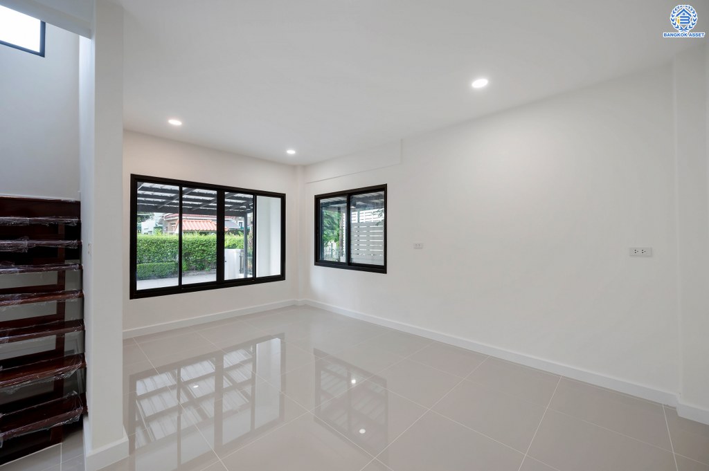 บ้านมือสองตกแต่งใหม่ จ่ายราคาทาวน์เฮ้าส์ แต่ได้บ้านเดี่ยว เนื้อที่ 52 ตร.ว. โครงการ วรารมย์ เพชรเกษม81 จากแบรนด์ Q.House ถูกที่สุดในย่านเพชรเกษม พื้นที่ใช้สอย 135.78 ตร.ม. ฟังก์ชัน 3 ห้องนอน 2 ห้องน้ำ จอดรถได้ 2 คัน โครงการบนทำเลเชื่อมต่อ ถนนกาญจนาฯ ถนนบางบอน ถนนพุทธมณฑลสาย4 และใกล้ The Mall บางแค