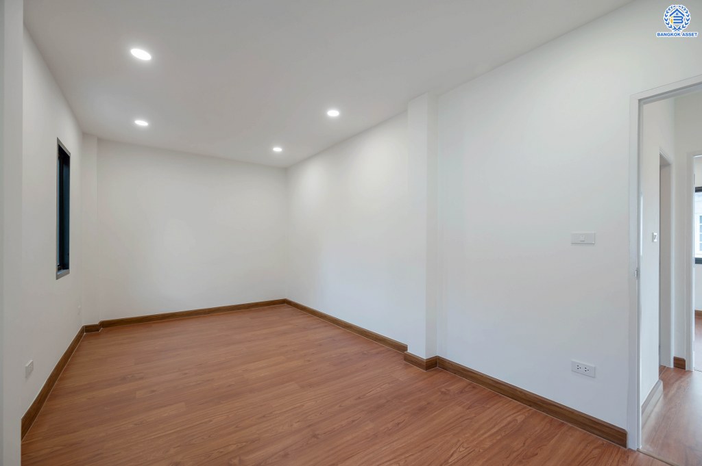 บ้านมือสองตกแต่งใหม่ จ่ายราคาทาวน์เฮ้าส์ แต่ได้บ้านเดี่ยว เนื้อที่ 52 ตร.ว. โครงการ วรารมย์ เพชรเกษม81 จากแบรนด์ Q.House ถูกที่สุดในย่านเพชรเกษม พื้นที่ใช้สอย 135.78 ตร.ม. ฟังก์ชัน 3 ห้องนอน 2 ห้องน้ำ จอดรถได้ 2 คัน โครงการบนทำเลเชื่อมต่อ ถนนกาญจนาฯ ถนนบางบอน ถนนพุทธมณฑลสาย4 และใกล้ The Mall บางแค