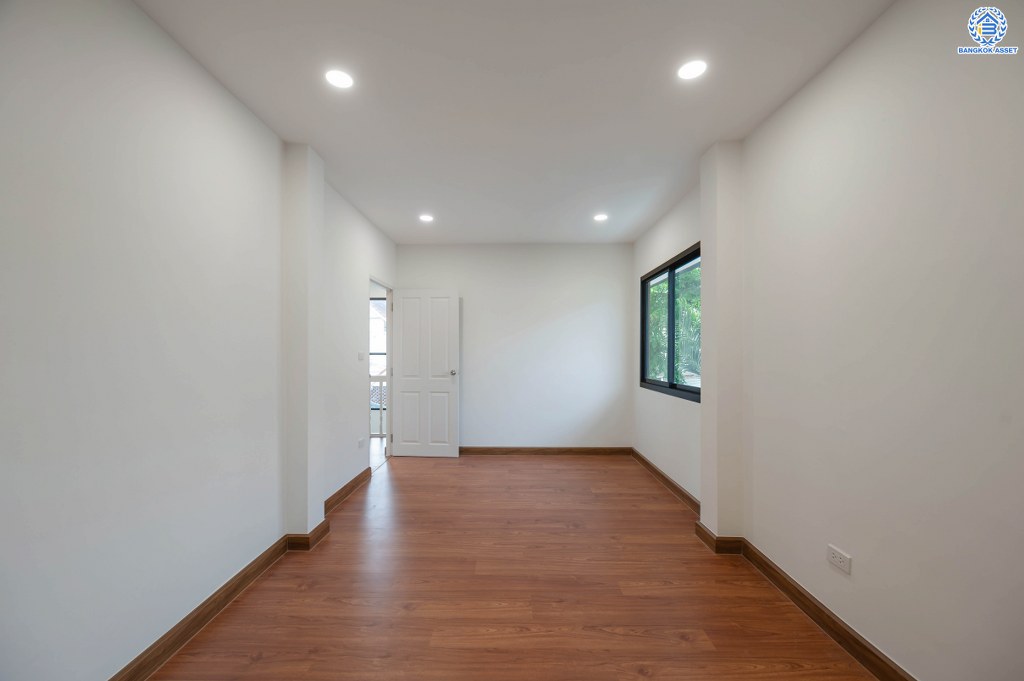 บ้านมือสองตกแต่งใหม่ จ่ายราคาทาวน์เฮ้าส์ แต่ได้บ้านเดี่ยว เนื้อที่ 52 ตร.ว. โครงการ วรารมย์ เพชรเกษม81 จากแบรนด์ Q.House ถูกที่สุดในย่านเพชรเกษม พื้นที่ใช้สอย 135.78 ตร.ม. ฟังก์ชัน 3 ห้องนอน 2 ห้องน้ำ จอดรถได้ 2 คัน โครงการบนทำเลเชื่อมต่อ ถนนกาญจนาฯ ถนนบางบอน ถนนพุทธมณฑลสาย4 และใกล้ The Mall บางแค