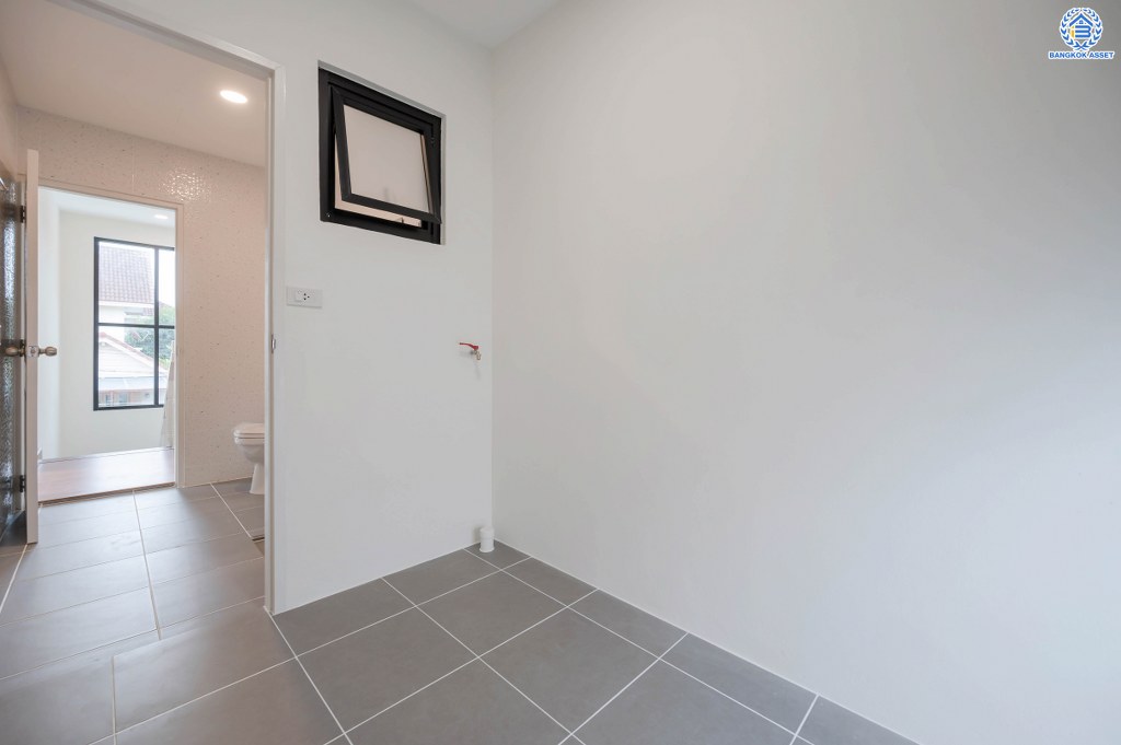 บ้านมือสองตกแต่งใหม่ จ่ายราคาทาวน์เฮ้าส์ แต่ได้บ้านเดี่ยว เนื้อที่ 52 ตร.ว. โครงการ วรารมย์ เพชรเกษม81 จากแบรนด์ Q.House ถูกที่สุดในย่านเพชรเกษม พื้นที่ใช้สอย 135.78 ตร.ม. ฟังก์ชัน 3 ห้องนอน 2 ห้องน้ำ จอดรถได้ 2 คัน โครงการบนทำเลเชื่อมต่อ ถนนกาญจนาฯ ถนนบางบอน ถนนพุทธมณฑลสาย4 และใกล้ The Mall บางแค