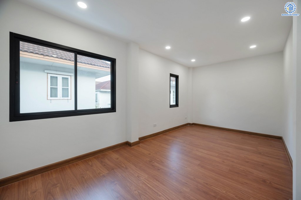 บ้านมือสองตกแต่งใหม่ จ่ายราคาทาวน์เฮ้าส์ แต่ได้บ้านเดี่ยว เนื้อที่ 52 ตร.ว. โครงการ วรารมย์ เพชรเกษม81 จากแบรนด์ Q.House ถูกที่สุดในย่านเพชรเกษม พื้นที่ใช้สอย 135.78 ตร.ม. ฟังก์ชัน 3 ห้องนอน 2 ห้องน้ำ จอดรถได้ 2 คัน โครงการบนทำเลเชื่อมต่อ ถนนกาญจนาฯ ถนนบางบอน ถนนพุทธมณฑลสาย4 และใกล้ The Mall บางแค