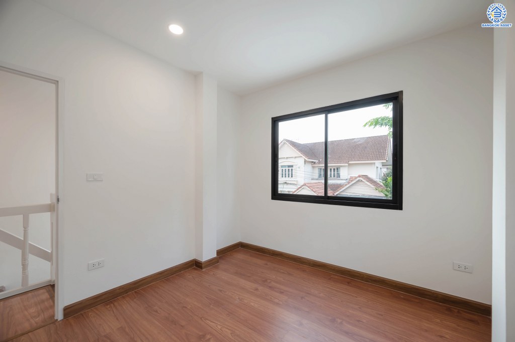 บ้านมือสองตกแต่งใหม่ จ่ายราคาทาวน์เฮ้าส์ แต่ได้บ้านเดี่ยว เนื้อที่ 52 ตร.ว. โครงการ วรารมย์ เพชรเกษม81 จากแบรนด์ Q.House ถูกที่สุดในย่านเพชรเกษม พื้นที่ใช้สอย 135.78 ตร.ม. ฟังก์ชัน 3 ห้องนอน 2 ห้องน้ำ จอดรถได้ 2 คัน โครงการบนทำเลเชื่อมต่อ ถนนกาญจนาฯ ถนนบางบอน ถนนพุทธมณฑลสาย4 และใกล้ The Mall บางแค