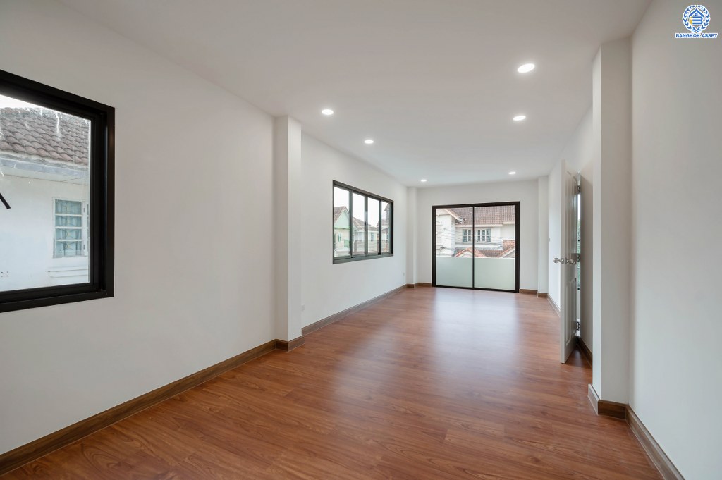 บ้านมือสองตกแต่งใหม่ จ่ายราคาทาวน์เฮ้าส์ แต่ได้บ้านเดี่ยว เนื้อที่ 52 ตร.ว. โครงการ วรารมย์ เพชรเกษม81 จากแบรนด์ Q.House ถูกที่สุดในย่านเพชรเกษม พื้นที่ใช้สอย 135.78 ตร.ม. ฟังก์ชัน 3 ห้องนอน 2 ห้องน้ำ จอดรถได้ 2 คัน โครงการบนทำเลเชื่อมต่อ ถนนกาญจนาฯ ถนนบางบอน ถนนพุทธมณฑลสาย4 และใกล้ The Mall บางแค