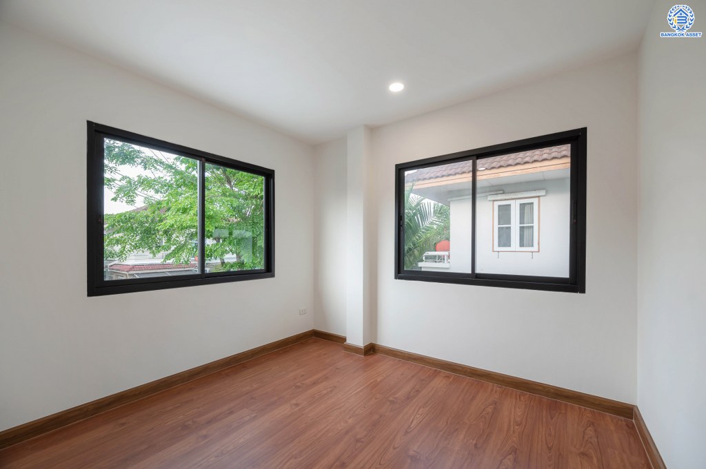 บ้านมือสองตกแต่งใหม่ จ่ายราคาทาวน์เฮ้าส์ แต่ได้บ้านเดี่ยว เนื้อที่ 52 ตร.ว. โครงการ วรารมย์ เพชรเกษม81 จากแบรนด์ Q.House ถูกที่สุดในย่านเพชรเกษม พื้นที่ใช้สอย 135.78 ตร.ม. ฟังก์ชัน 3 ห้องนอน 2 ห้องน้ำ จอดรถได้ 2 คัน โครงการบนทำเลเชื่อมต่อ ถนนกาญจนาฯ ถนนบางบอน ถนนพุทธมณฑลสาย4 และใกล้ The Mall บางแค