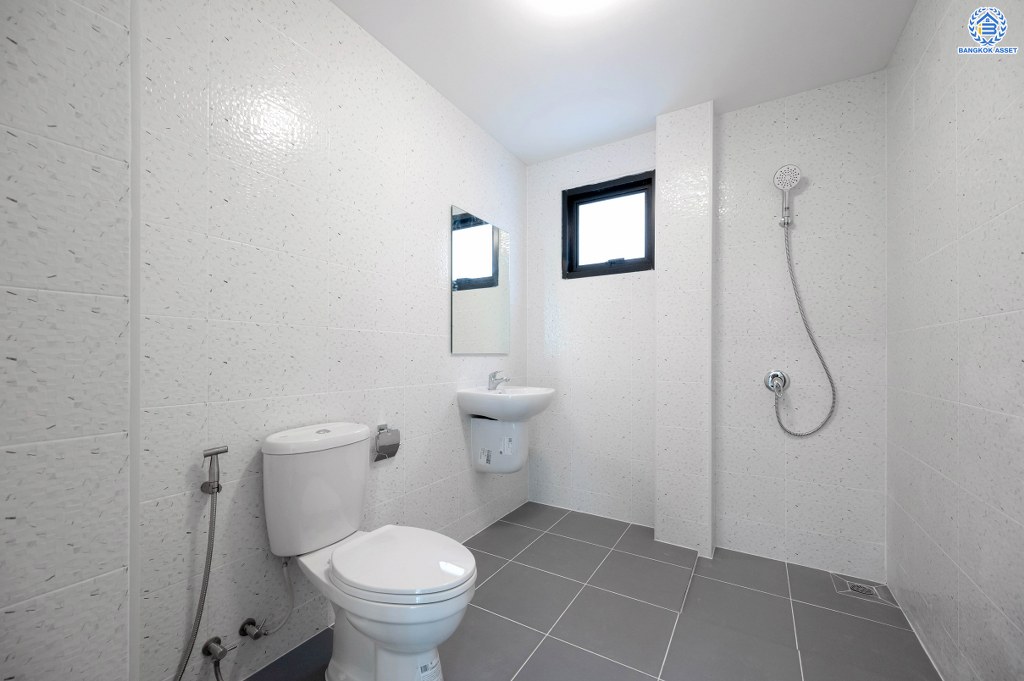 บ้านมือสองตกแต่งใหม่ จ่ายราคาทาวน์เฮ้าส์ แต่ได้บ้านเดี่ยว เนื้อที่ 52 ตร.ว. โครงการ วรารมย์ เพชรเกษม81 จากแบรนด์ Q.House ถูกที่สุดในย่านเพชรเกษม พื้นที่ใช้สอย 135.78 ตร.ม. ฟังก์ชัน 3 ห้องนอน 2 ห้องน้ำ จอดรถได้ 2 คัน โครงการบนทำเลเชื่อมต่อ ถนนกาญจนาฯ ถนนบางบอน ถนนพุทธมณฑลสาย4 และใกล้ The Mall บางแค