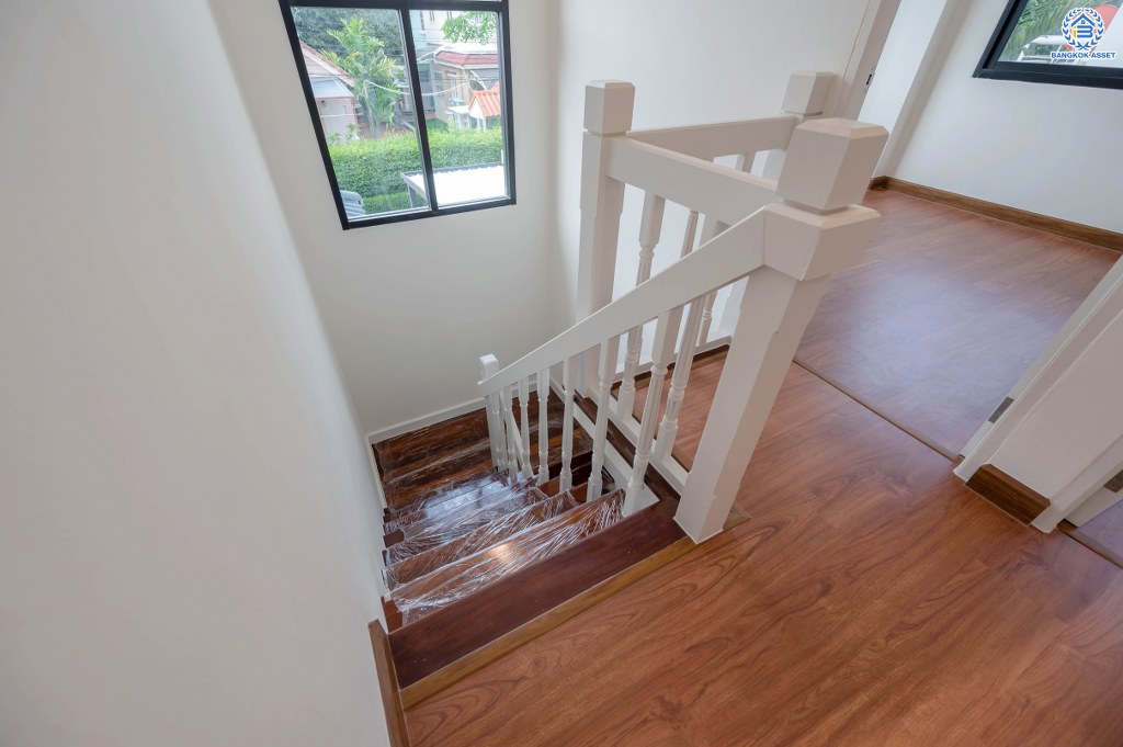 บ้านมือสองตกแต่งใหม่ จ่ายราคาทาวน์เฮ้าส์ แต่ได้บ้านเดี่ยว เนื้อที่ 52 ตร.ว. โครงการ วรารมย์ เพชรเกษม81 จากแบรนด์ Q.House ถูกที่สุดในย่านเพชรเกษม พื้นที่ใช้สอย 135.78 ตร.ม. ฟังก์ชัน 3 ห้องนอน 2 ห้องน้ำ จอดรถได้ 2 คัน โครงการบนทำเลเชื่อมต่อ ถนนกาญจนาฯ ถนนบางบอน ถนนพุทธมณฑลสาย4 และใกล้ The Mall บางแค