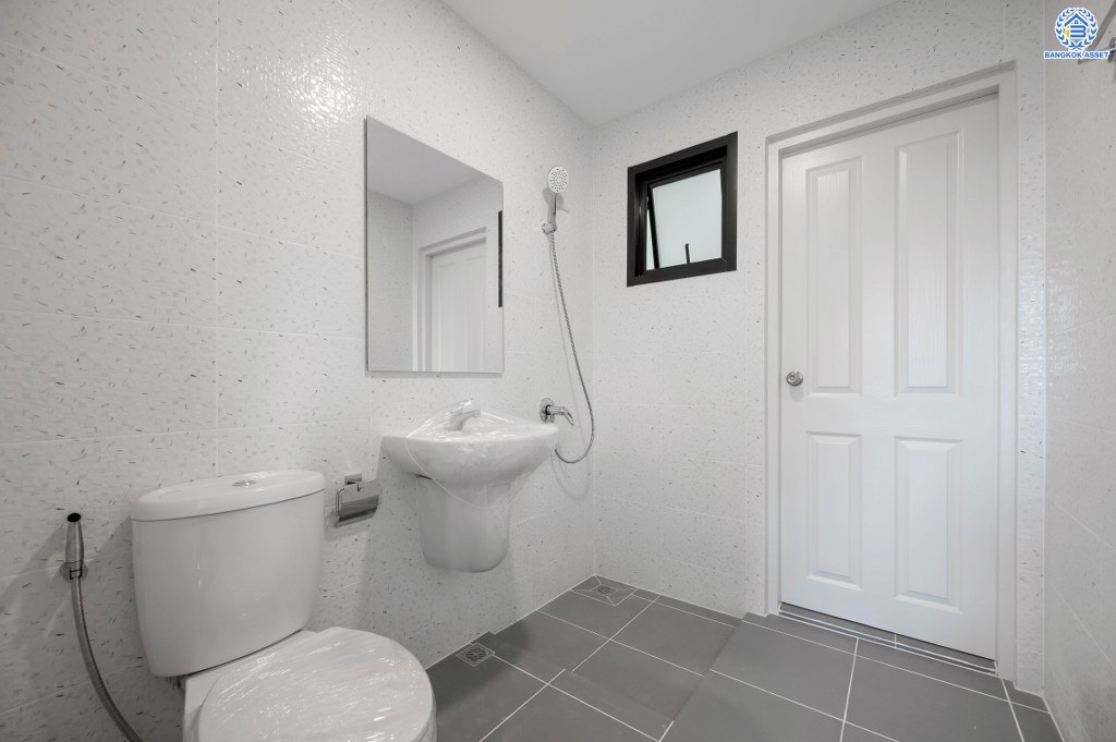 บ้านมือสองตกแต่งใหม่ จ่ายราคาทาวน์เฮ้าส์ แต่ได้บ้านเดี่ยว เนื้อที่ 52 ตร.ว. โครงการ วรารมย์ เพชรเกษม81 จากแบรนด์ Q.House ถูกที่สุดในย่านเพชรเกษม พื้นที่ใช้สอย 135.78 ตร.ม. ฟังก์ชัน 3 ห้องนอน 2 ห้องน้ำ จอดรถได้ 2 คัน โครงการบนทำเลเชื่อมต่อ ถนนกาญจนาฯ ถนนบางบอน ถนนพุทธมณฑลสาย4 และใกล้ The Mall บางแค