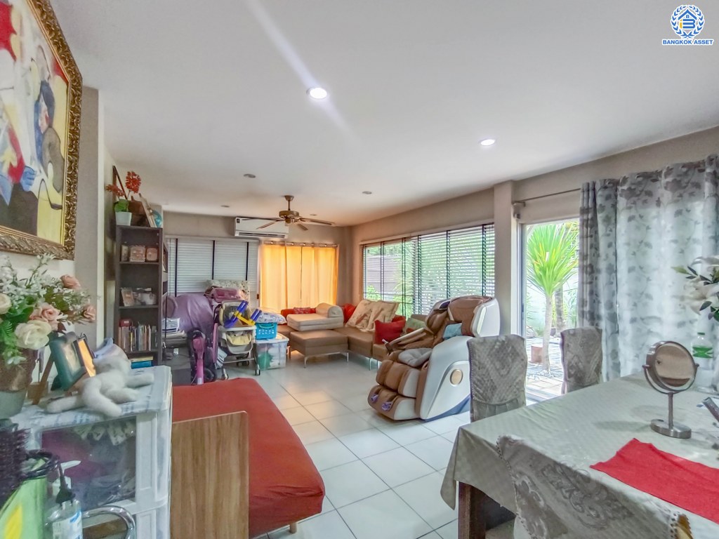 บ้านเดี่ยวมือสอง โครงการ โนเบิลจีโอ วัชรพล เนื้อที่ 75.30 ตร.ว. ฟังก์ชัน 3 ห้องนอน 3 ห้องน้ำ 2 ที่จอดรถ บ้านสวย พร้อมอยู่ โครงการบนทำเลเดินทางสะดวก เชื่อมต่อถนนถนนวัชรพล ถนนสุขาภิบาล5 ถนนรัตนโกสินทร์สมโภช ใกล้จุดขึ้นทางด่วน "รามอินทรา-อาจณรงค์"