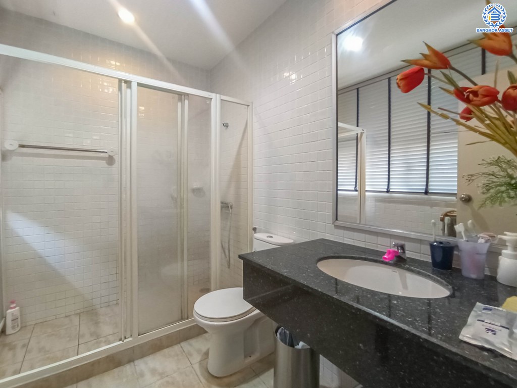 บ้านเดี่ยวมือสอง โครงการ โนเบิลจีโอ วัชรพล เนื้อที่ 75.30 ตร.ว. ฟังก์ชัน 3 ห้องนอน 3 ห้องน้ำ 2 ที่จอดรถ บ้านสวย พร้อมอยู่ โครงการบนทำเลเดินทางสะดวก เชื่อมต่อถนนถนนวัชรพล ถนนสุขาภิบาล5 ถนนรัตนโกสินทร์สมโภช ใกล้จุดขึ้นทางด่วน "รามอินทรา-อาจณรงค์"