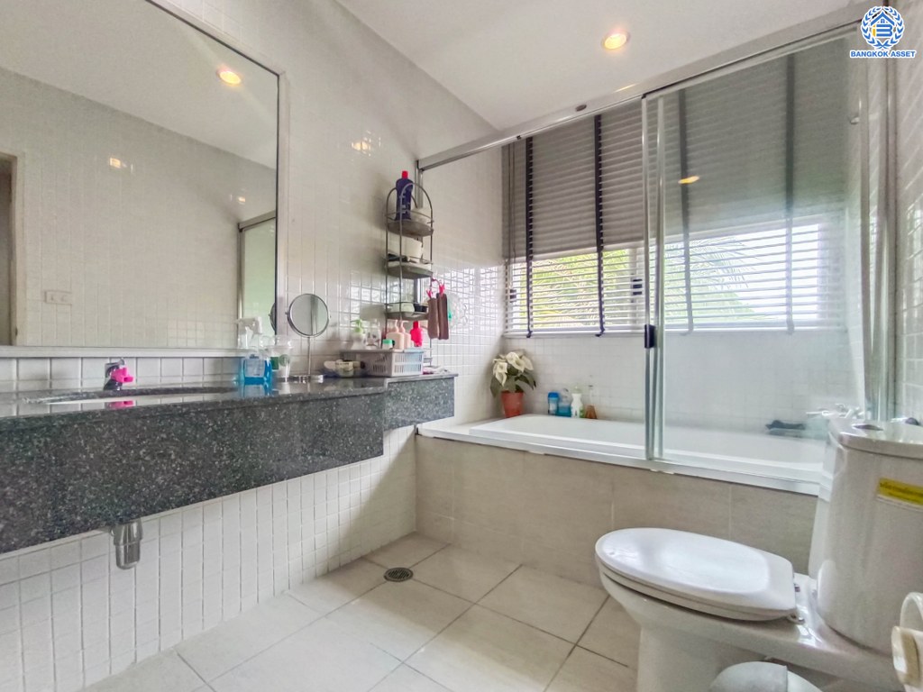 บ้านเดี่ยวมือสอง โครงการ โนเบิลจีโอ วัชรพล เนื้อที่ 75.30 ตร.ว. ฟังก์ชัน 3 ห้องนอน 3 ห้องน้ำ 2 ที่จอดรถ บ้านสวย พร้อมอยู่ โครงการบนทำเลเดินทางสะดวก เชื่อมต่อถนนถนนวัชรพล ถนนสุขาภิบาล5 ถนนรัตนโกสินทร์สมโภช ใกล้จุดขึ้นทางด่วน "รามอินทรา-อาจณรงค์"