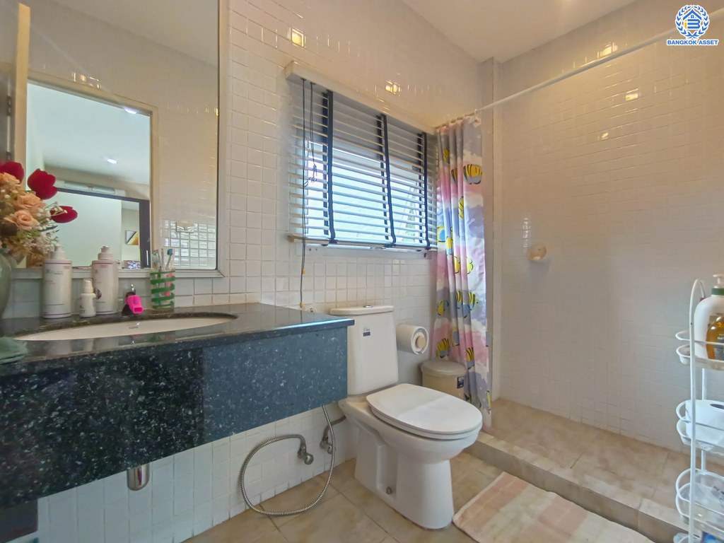 บ้านเดี่ยวมือสอง โครงการ โนเบิลจีโอ วัชรพล เนื้อที่ 75.30 ตร.ว. ฟังก์ชัน 3 ห้องนอน 3 ห้องน้ำ 2 ที่จอดรถ บ้านสวย พร้อมอยู่ โครงการบนทำเลเดินทางสะดวก เชื่อมต่อถนนถนนวัชรพล ถนนสุขาภิบาล5 ถนนรัตนโกสินทร์สมโภช ใกล้จุดขึ้นทางด่วน "รามอินทรา-อาจณรงค์"