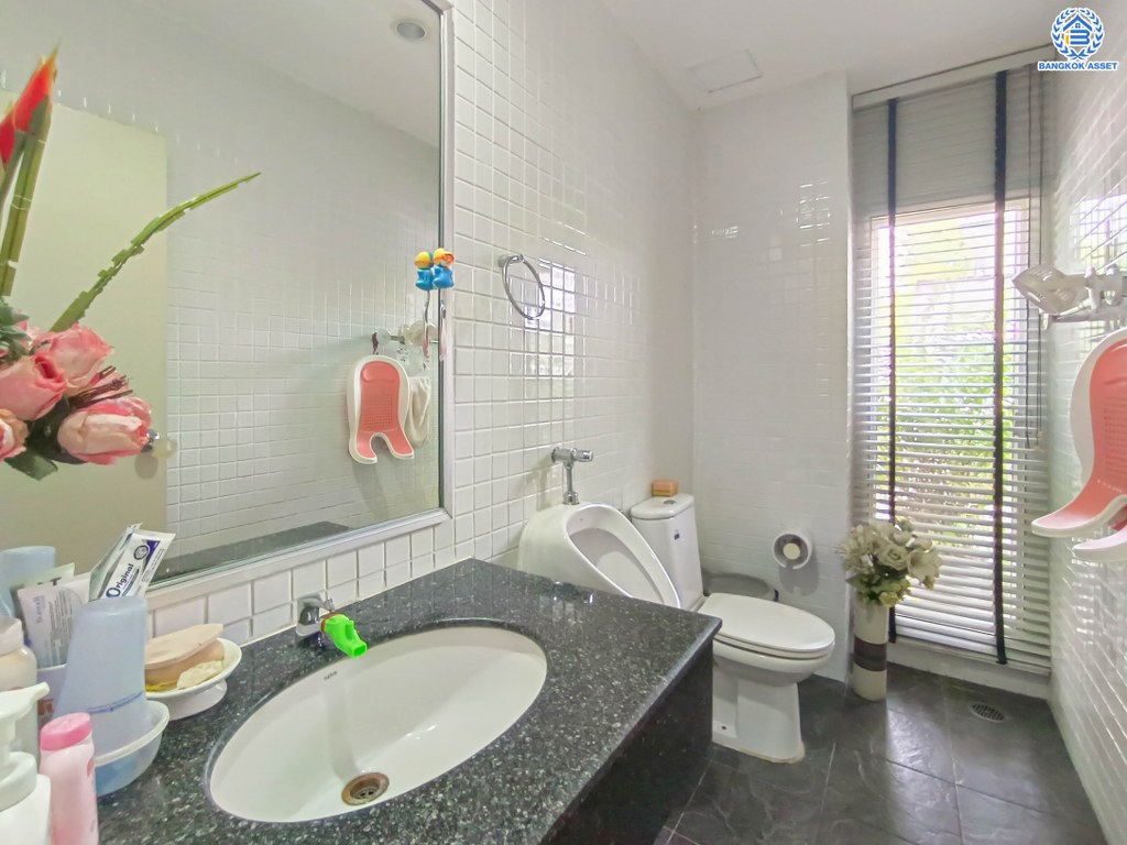 บ้านเดี่ยวมือสอง โครงการ โนเบิลจีโอ วัชรพล เนื้อที่ 75.30 ตร.ว. ฟังก์ชัน 3 ห้องนอน 3 ห้องน้ำ 2 ที่จอดรถ บ้านสวย พร้อมอยู่ โครงการบนทำเลเดินทางสะดวก เชื่อมต่อถนนถนนวัชรพล ถนนสุขาภิบาล5 ถนนรัตนโกสินทร์สมโภช ใกล้จุดขึ้นทางด่วน "รามอินทรา-อาจณรงค์"