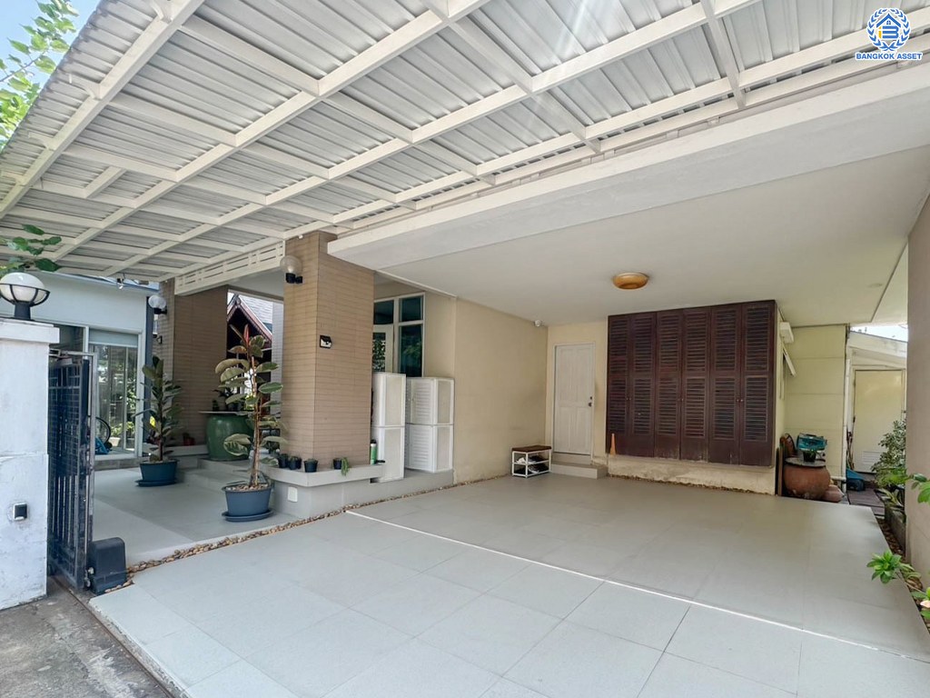 *****บ้านเดี่ยวมือสอง ทำเลกลางใจเมือง โครงการ กรองทอง ทรอปิคอล หลังริม เนื้อที่ 71.40 ตร.ว. ฟังก์ชัน 3 ห้องนอน 3 ห้องน้ำ 2 ที่จอดรถ บรรยากาศเงียบสงบ เดินทางสะดวก เชื่อมต่อถนนประดิษฐ์มนูธรรม ถนนกาญจนาภิเษก ใกล้รถไฟฟ้าสายสีเหลือง "สถานีลาดพร้าว101"  และจุดขึ้นทางด่วน "ฉลองรัช"