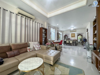 *****บ้านเดี่ยวมือสอง ทำเลกลางใจเมือง โครงการ กรองทอง ทรอปิคอล หลังริม เนื้อที่ 71.40 ตร.ว. ฟังก์ชัน 3 ห้องนอน 3 ห้องน้ำ 2 ที่จอดรถ บรรยากาศเงียบสงบ เดินทางสะดวก เชื่อมต่อถนนประดิษฐ์มนูธรรม ถนนกาญจนาภิเษก ใกล้รถไฟฟ้าสายสีเหลือง "สถานีลาดพร้าว101"  และจุดขึ้นทางด่วน "ฉลองรัช"