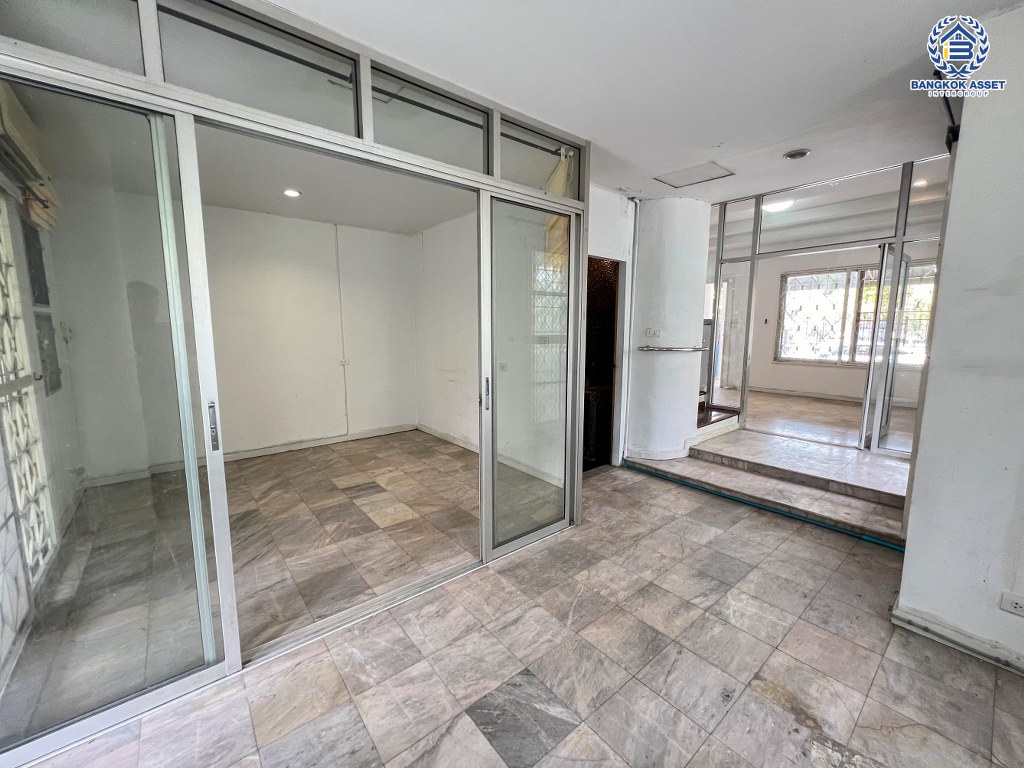 *****ทาวน์โฮม 3 ชั้นมือสอง โครงการ ศุภาลัยวิลล์ รัตนาธิเบศร์ อยู่ต้นโครงการ เนื้อที่ 28.40 ตร.ว. ฟังก์ชัน 4 ห้องนอน 3 ห้องน้ำ 2 ที่จอดรถ มีความเป็นส่วนตัว ทำเลเดินทางสะดวก เชื่อมต่อถนนรัตนาธิเบศร์ ถนนติวานนท์ ถนนเลี่ยงเมืองนนทบุรี เพียง 500 เมตร ถึงรถไฟฟ้าสายสีม่วง "สถานีศูนย์ราชการนนทบุรี"