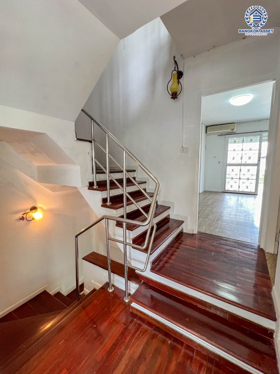 *****ทาวน์โฮม 3 ชั้นมือสอง โครงการ ศุภาลัยวิลล์ รัตนาธิเบศร์ อยู่ต้นโครงการ เนื้อที่ 28.40 ตร.ว. ฟังก์ชัน 4 ห้องนอน 3 ห้องน้ำ 2 ที่จอดรถ มีความเป็นส่วนตัว ทำเลเดินทางสะดวก เชื่อมต่อถนนรัตนาธิเบศร์ ถนนติวานนท์ ถนนเลี่ยงเมืองนนทบุรี เพียง 500 เมตร ถึงรถไฟฟ้าสายสีม่วง "สถานีศูนย์ราชการนนทบุรี"