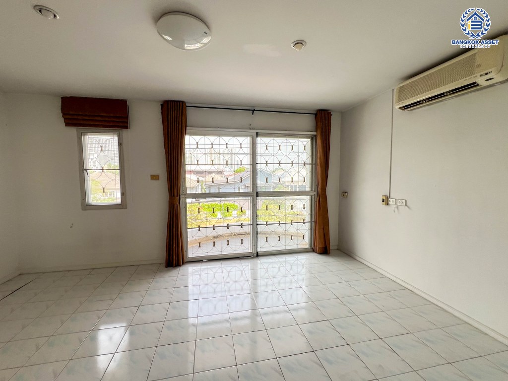 *****ทาวน์โฮม 3 ชั้นมือสอง โครงการ ศุภาลัยวิลล์ รัตนาธิเบศร์ อยู่ต้นโครงการ เนื้อที่ 28.40 ตร.ว. ฟังก์ชัน 4 ห้องนอน 3 ห้องน้ำ 2 ที่จอดรถ มีความเป็นส่วนตัว ทำเลเดินทางสะดวก เชื่อมต่อถนนรัตนาธิเบศร์ ถนนติวานนท์ ถนนเลี่ยงเมืองนนทบุรี เพียง 500 เมตร ถึงรถไฟฟ้าสายสีม่วง "สถานีศูนย์ราชการนนทบุรี"