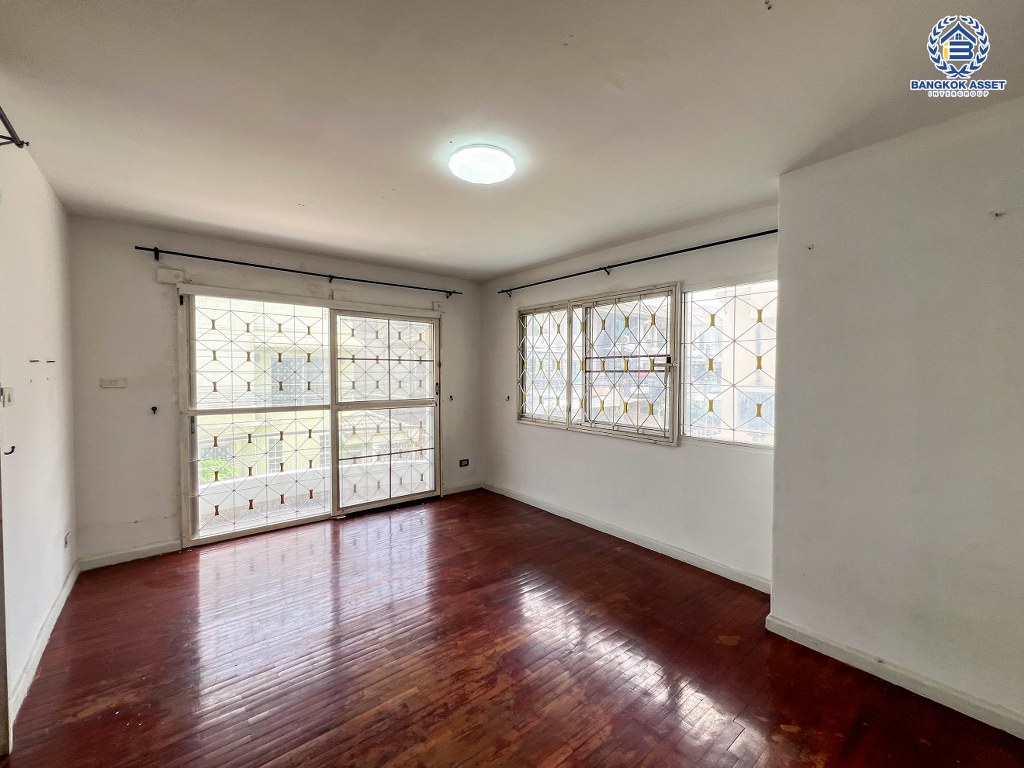 *****ทาวน์โฮม 3 ชั้นมือสอง โครงการ ศุภาลัยวิลล์ รัตนาธิเบศร์ อยู่ต้นโครงการ เนื้อที่ 28.40 ตร.ว. ฟังก์ชัน 4 ห้องนอน 3 ห้องน้ำ 2 ที่จอดรถ มีความเป็นส่วนตัว ทำเลเดินทางสะดวก เชื่อมต่อถนนรัตนาธิเบศร์ ถนนติวานนท์ ถนนเลี่ยงเมืองนนทบุรี เพียง 500 เมตร ถึงรถไฟฟ้าสายสีม่วง "สถานีศูนย์ราชการนนทบุรี"