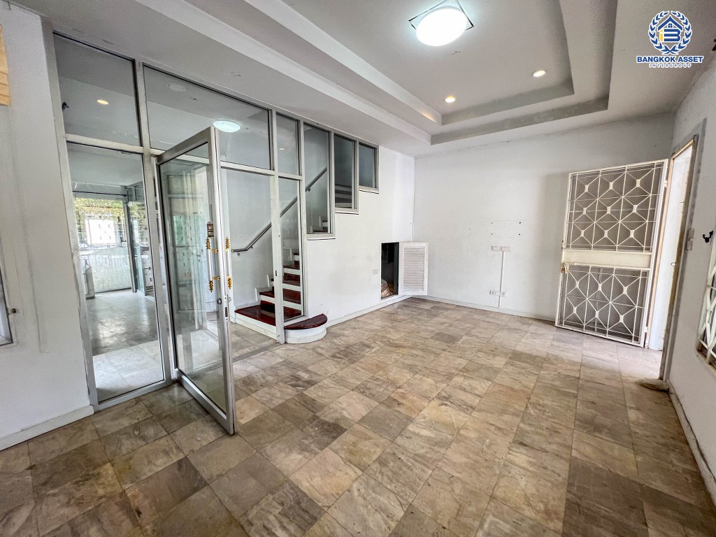 *****ทาวน์โฮม 3 ชั้นมือสอง โครงการ ศุภาลัยวิลล์ รัตนาธิเบศร์ อยู่ต้นโครงการ เนื้อที่ 28.40 ตร.ว. ฟังก์ชัน 4 ห้องนอน 3 ห้องน้ำ 2 ที่จอดรถ มีความเป็นส่วนตัว ทำเลเดินทางสะดวก เชื่อมต่อถนนรัตนาธิเบศร์ ถนนติวานนท์ ถนนเลี่ยงเมืองนนทบุรี เพียง 500 เมตร ถึงรถไฟฟ้าสายสีม่วง "สถานีศูนย์ราชการนนทบุรี"