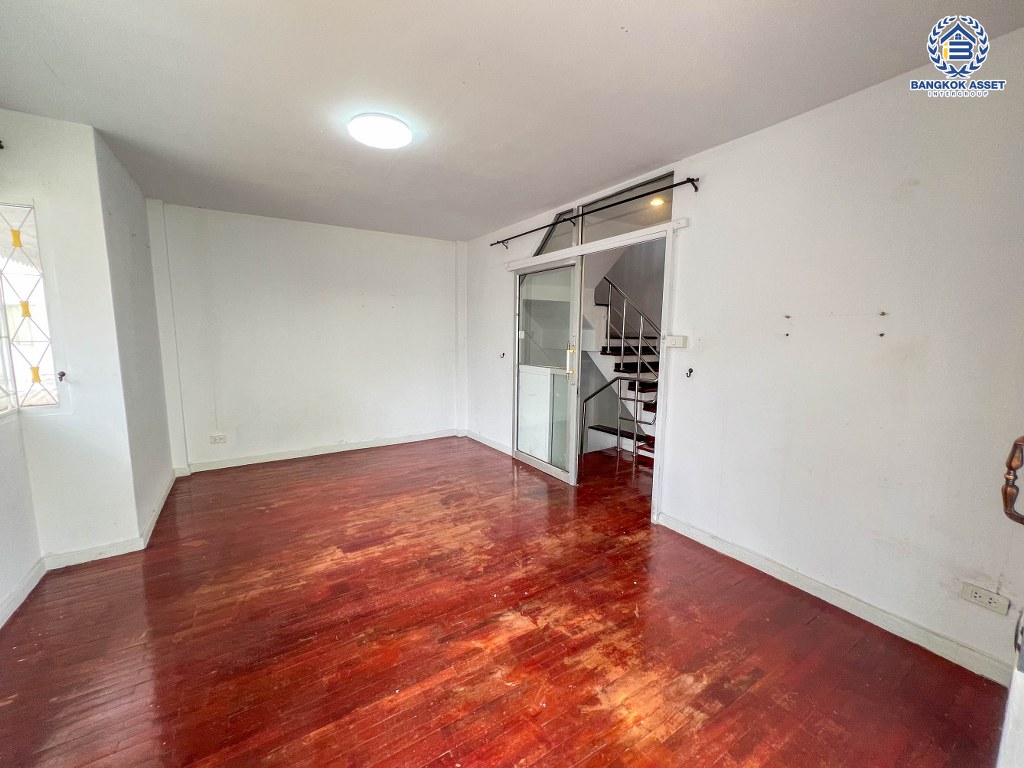 *****ทาวน์โฮม 3 ชั้นมือสอง โครงการ ศุภาลัยวิลล์ รัตนาธิเบศร์ อยู่ต้นโครงการ เนื้อที่ 28.40 ตร.ว. ฟังก์ชัน 4 ห้องนอน 3 ห้องน้ำ 2 ที่จอดรถ มีความเป็นส่วนตัว ทำเลเดินทางสะดวก เชื่อมต่อถนนรัตนาธิเบศร์ ถนนติวานนท์ ถนนเลี่ยงเมืองนนทบุรี เพียง 500 เมตร ถึงรถไฟฟ้าสายสีม่วง "สถานีศูนย์ราชการนนทบุรี"