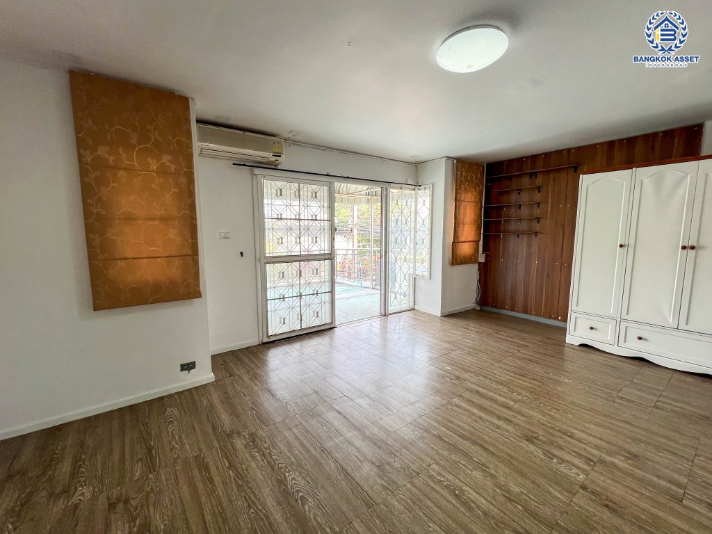 *****ทาวน์โฮม 3 ชั้นมือสอง โครงการ ศุภาลัยวิลล์ รัตนาธิเบศร์ อยู่ต้นโครงการ เนื้อที่ 28.40 ตร.ว. ฟังก์ชัน 4 ห้องนอน 3 ห้องน้ำ 2 ที่จอดรถ มีความเป็นส่วนตัว ทำเลเดินทางสะดวก เชื่อมต่อถนนรัตนาธิเบศร์ ถนนติวานนท์ ถนนเลี่ยงเมืองนนทบุรี เพียง 500 เมตร ถึงรถไฟฟ้าสายสีม่วง "สถานีศูนย์ราชการนนทบุรี"