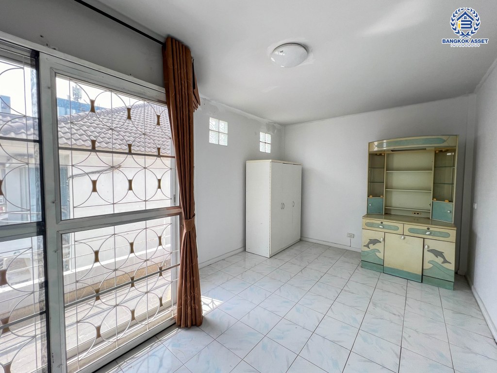 *****ทาวน์โฮม 3 ชั้นมือสอง โครงการ ศุภาลัยวิลล์ รัตนาธิเบศร์ อยู่ต้นโครงการ เนื้อที่ 28.40 ตร.ว. ฟังก์ชัน 4 ห้องนอน 3 ห้องน้ำ 2 ที่จอดรถ มีความเป็นส่วนตัว ทำเลเดินทางสะดวก เชื่อมต่อถนนรัตนาธิเบศร์ ถนนติวานนท์ ถนนเลี่ยงเมืองนนทบุรี เพียง 500 เมตร ถึงรถไฟฟ้าสายสีม่วง "สถานีศูนย์ราชการนนทบุรี"