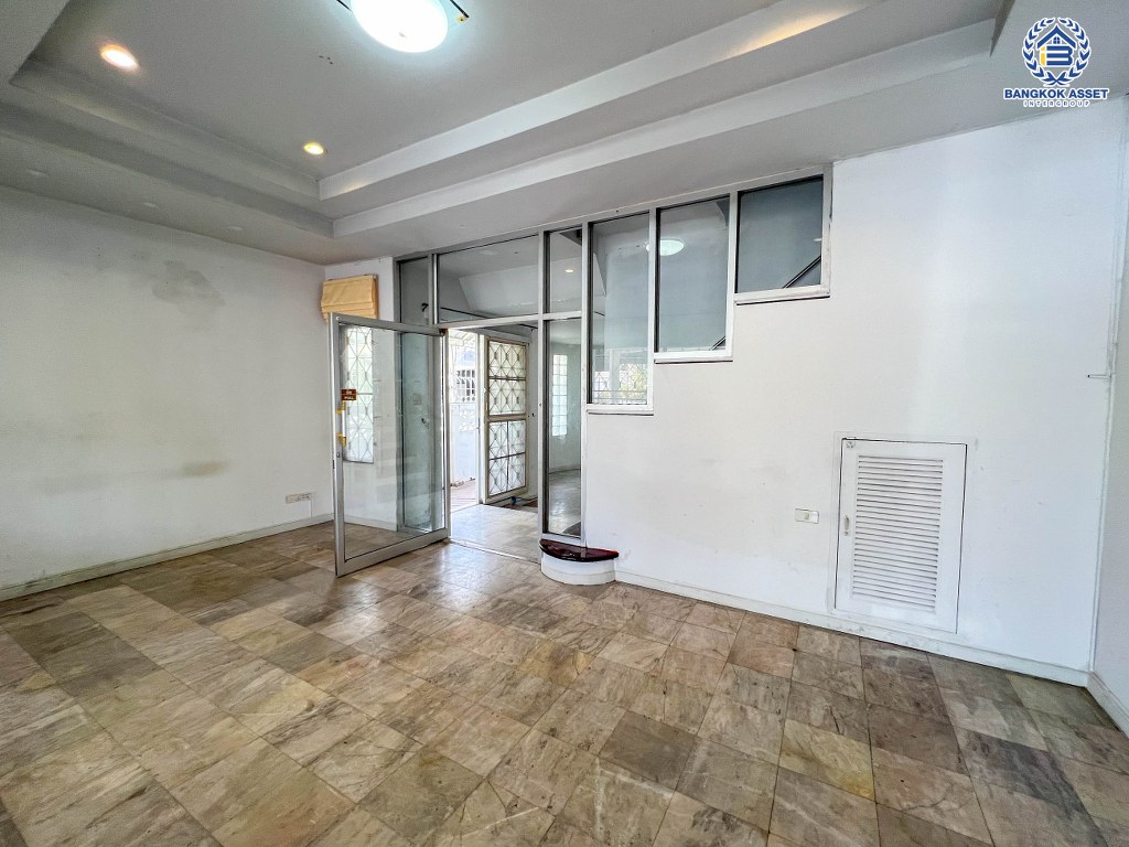 *****ทาวน์โฮม 3 ชั้นมือสอง โครงการ ศุภาลัยวิลล์ รัตนาธิเบศร์ อยู่ต้นโครงการ เนื้อที่ 28.40 ตร.ว. ฟังก์ชัน 4 ห้องนอน 3 ห้องน้ำ 2 ที่จอดรถ มีความเป็นส่วนตัว ทำเลเดินทางสะดวก เชื่อมต่อถนนรัตนาธิเบศร์ ถนนติวานนท์ ถนนเลี่ยงเมืองนนทบุรี เพียง 500 เมตร ถึงรถไฟฟ้าสายสีม่วง "สถานีศูนย์ราชการนนทบุรี"