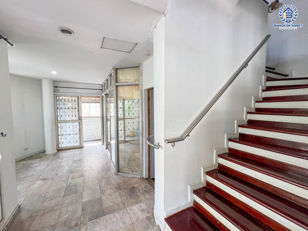 *****ทาวน์โฮม 3 ชั้นมือสอง โครงการ ศุภาลัยวิลล์ รัตนาธิเบศร์ อยู่ต้นโครงการ เนื้อที่ 28.40 ตร.ว. ฟังก์ชัน 4 ห้องนอน 3 ห้องน้ำ 2 ที่จอดรถ มีความเป็นส่วนตัว ทำเลเดินทางสะดวก เชื่อมต่อถนนรัตนาธิเบศร์ ถนนติวานนท์ ถนนเลี่ยงเมืองนนทบุรี เพียง 500 เมตร ถึงรถไฟฟ้าสายสีม่วง "สถานีศูนย์ราชการนนทบุรี"