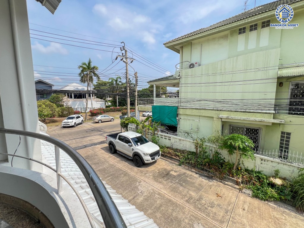 *****ทาวน์โฮม 3 ชั้นมือสอง โครงการ ศุภาลัยวิลล์ รัตนาธิเบศร์ อยู่ต้นโครงการ เนื้อที่ 28.40 ตร.ว. ฟังก์ชัน 4 ห้องนอน 3 ห้องน้ำ 2 ที่จอดรถ มีความเป็นส่วนตัว ทำเลเดินทางสะดวก เชื่อมต่อถนนรัตนาธิเบศร์ ถนนติวานนท์ ถนนเลี่ยงเมืองนนทบุรี เพียง 500 เมตร ถึงรถไฟฟ้าสายสีม่วง "สถานีศูนย์ราชการนนทบุรี"