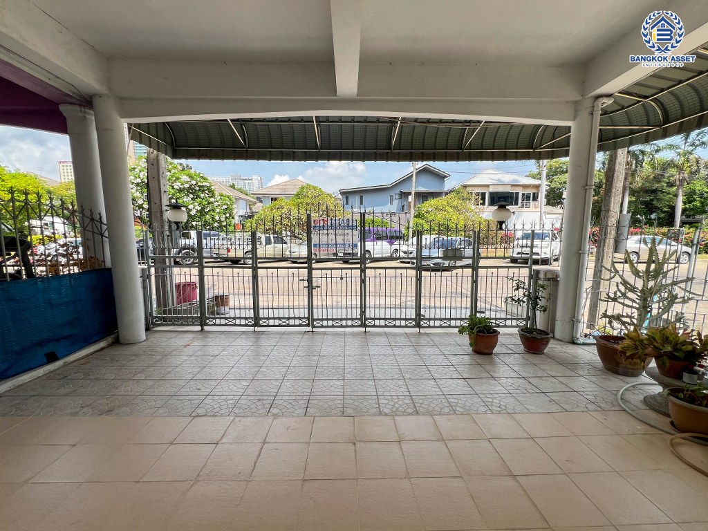 *****ทาวน์โฮม 3 ชั้นมือสอง โครงการ ศุภาลัยวิลล์ รัตนาธิเบศร์ อยู่ต้นโครงการ เนื้อที่ 28.40 ตร.ว. ฟังก์ชัน 4 ห้องนอน 3 ห้องน้ำ 2 ที่จอดรถ มีความเป็นส่วนตัว ทำเลเดินทางสะดวก เชื่อมต่อถนนรัตนาธิเบศร์ ถนนติวานนท์ ถนนเลี่ยงเมืองนนทบุรี เพียง 500 เมตร ถึงรถไฟฟ้าสายสีม่วง "สถานีศูนย์ราชการนนทบุรี"