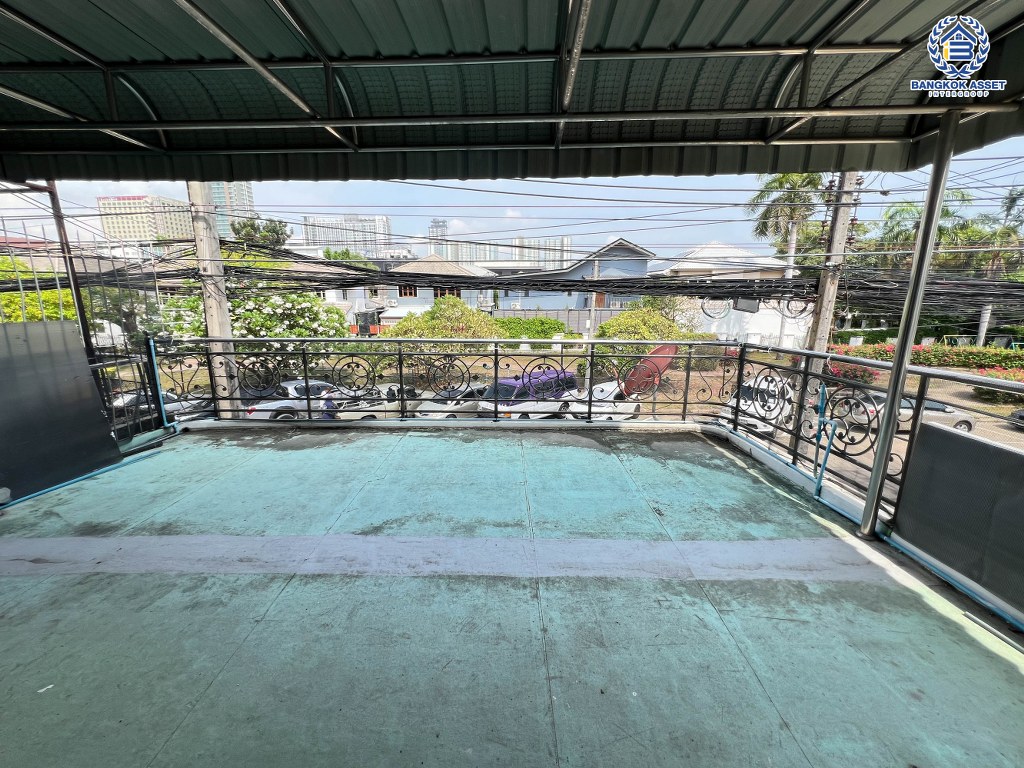 *****ทาวน์โฮม 3 ชั้นมือสอง โครงการ ศุภาลัยวิลล์ รัตนาธิเบศร์ อยู่ต้นโครงการ เนื้อที่ 28.40 ตร.ว. ฟังก์ชัน 4 ห้องนอน 3 ห้องน้ำ 2 ที่จอดรถ มีความเป็นส่วนตัว ทำเลเดินทางสะดวก เชื่อมต่อถนนรัตนาธิเบศร์ ถนนติวานนท์ ถนนเลี่ยงเมืองนนทบุรี เพียง 500 เมตร ถึงรถไฟฟ้าสายสีม่วง "สถานีศูนย์ราชการนนทบุรี"