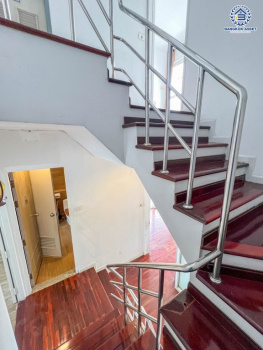 *****ทาวน์โฮม 3 ชั้นมือสอง โครงการ ศุภาลัยวิลล์ รัตนาธิเบศร์ อยู่ต้นโครงการ เนื้อที่ 28.40 ตร.ว. ฟังก์ชัน 4 ห้องนอน 3 ห้องน้ำ 2 ที่จอดรถ มีความเป็นส่วนตัว ทำเลเดินทางสะดวก เชื่อมต่อถนนรัตนาธิเบศร์ ถนนติวานนท์ ถนนเลี่ยงเมืองนนทบุรี เพียง 500 เมตร ถึงรถไฟฟ้าสายสีม่วง "สถานีศูนย์ราชการนนทบุรี"