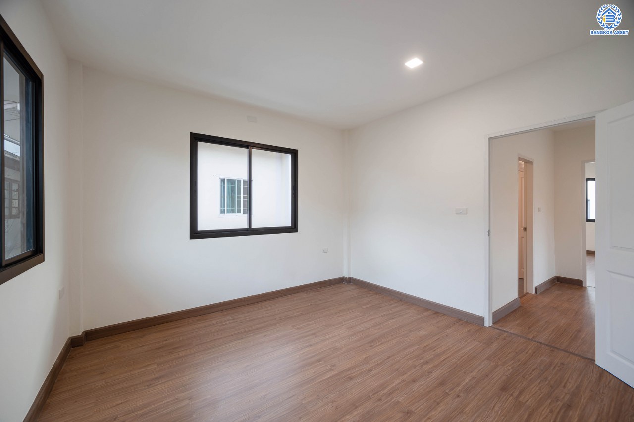 บ้านมือสองตกแต่งใหม่ คุณภาพแบรนด์ LH โครงการ ชลลดา บางบัวทอง เนื้อที่ 80 ตร.ว. ตกแต่งหรูหรา ฟังก์ชันจัดเต็ม 3 ห้องนอน 2 ห้องน้ำ จอดรถได้ 3 คัน พร้อม Facilities ครบ! บนทำเลคุณภาพ เชื่อมต่อได้หลายเส้นทาง ใกล้เซ็นทรัลเวสต์เกต และรถไฟฟ้าสายสีม่วง "สถานีบางพลู"