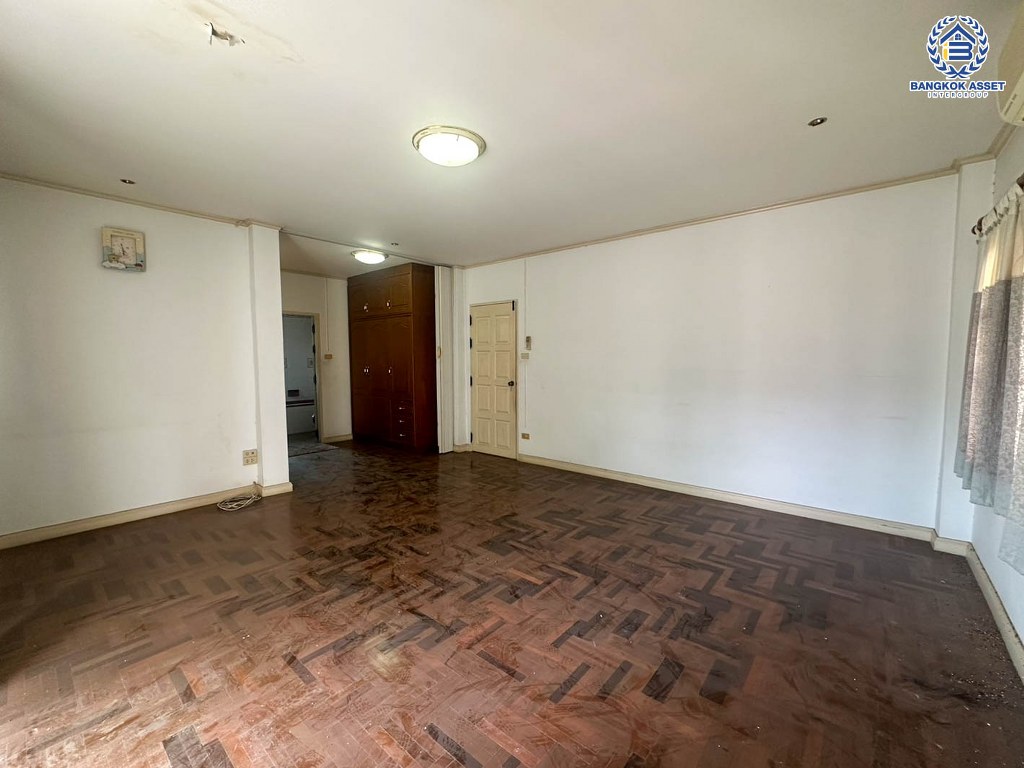 *****บ้านเดี่ยวมือสอง โครงการ กฤษดานคร31 บรมราชชนนี หลังมุม เนื้อที่ 99.90 ตร.ว. ฟังก์ชัน 3 ห้องนอน 3 ห้องน้ำ 2 ที่จอดรถ พร้อมเข้าอยู่ ติดทะเลสาบของโครงการ บนทำเลเดินทางสะดวก เชื่อมต่อถนนพุทธมณฑลสาย2 ถนนเพชรเกษม ใกล้รถไฟสายสีแดง "สถานีตลิ่งชัน" และทางคู่ขนานลอยฟ้าบรมราชชนนี