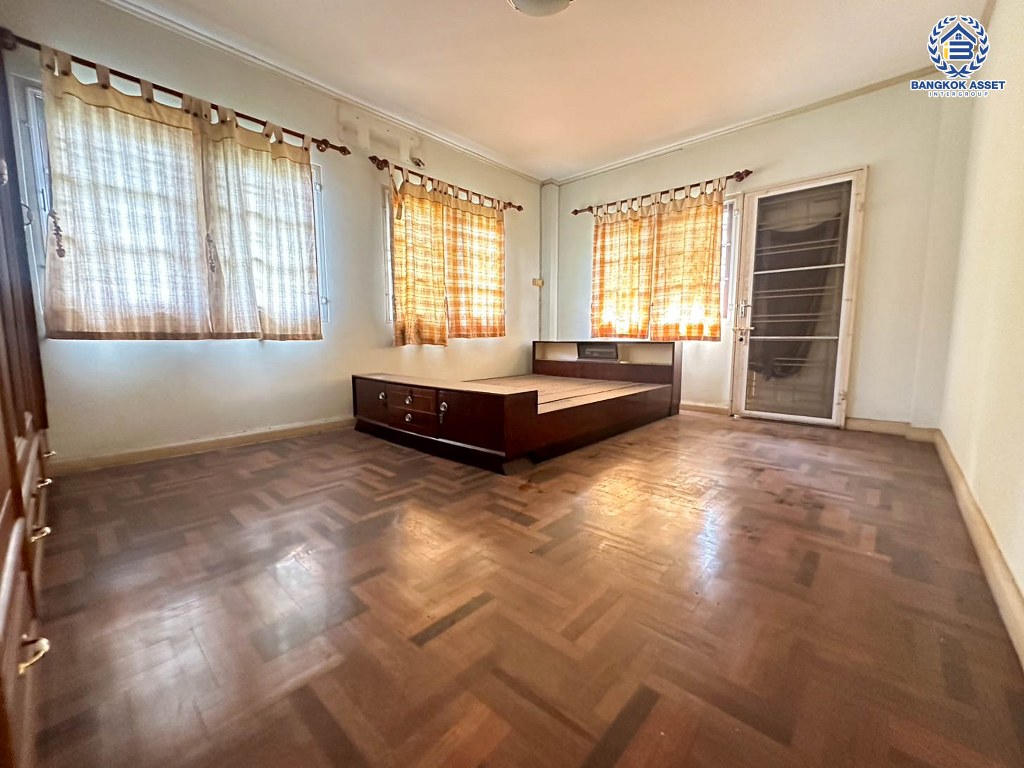 *****บ้านเดี่ยวมือสอง โครงการ กฤษดานคร31 บรมราชชนนี หลังมุม เนื้อที่ 99.90 ตร.ว. ฟังก์ชัน 3 ห้องนอน 3 ห้องน้ำ 2 ที่จอดรถ พร้อมเข้าอยู่ ติดทะเลสาบของโครงการ บนทำเลเดินทางสะดวก เชื่อมต่อถนนพุทธมณฑลสาย2 ถนนเพชรเกษม ใกล้รถไฟสายสีแดง "สถานีตลิ่งชัน" และทางคู่ขนานลอยฟ้าบรมราชชนนี