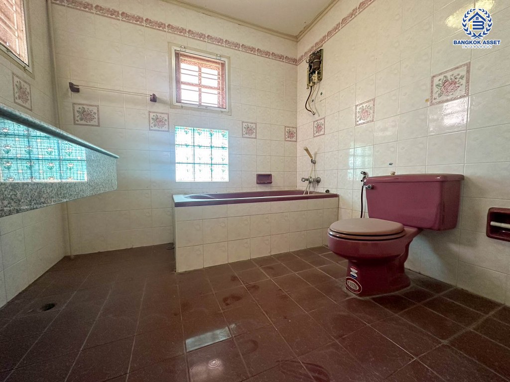 *****บ้านเดี่ยวมือสอง โครงการ กฤษดานคร31 บรมราชชนนี หลังมุม เนื้อที่ 99.90 ตร.ว. ฟังก์ชัน 3 ห้องนอน 3 ห้องน้ำ 2 ที่จอดรถ พร้อมเข้าอยู่ ติดทะเลสาบของโครงการ บนทำเลเดินทางสะดวก เชื่อมต่อถนนพุทธมณฑลสาย2 ถนนเพชรเกษม ใกล้รถไฟสายสีแดง "สถานีตลิ่งชัน" และทางคู่ขนานลอยฟ้าบรมราชชนนี