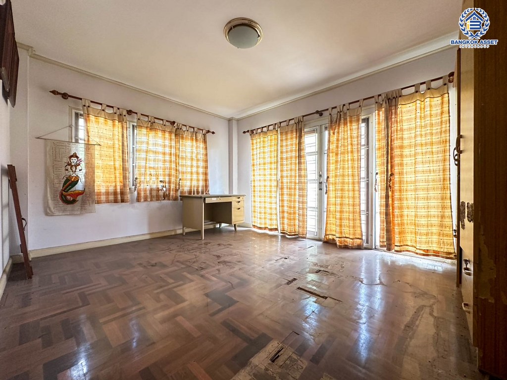 *****บ้านเดี่ยวมือสอง โครงการ กฤษดานคร31 บรมราชชนนี หลังมุม เนื้อที่ 99.90 ตร.ว. ฟังก์ชัน 3 ห้องนอน 3 ห้องน้ำ 2 ที่จอดรถ พร้อมเข้าอยู่ ติดทะเลสาบของโครงการ บนทำเลเดินทางสะดวก เชื่อมต่อถนนพุทธมณฑลสาย2 ถนนเพชรเกษม ใกล้รถไฟสายสีแดง "สถานีตลิ่งชัน" และทางคู่ขนานลอยฟ้าบรมราชชนนี