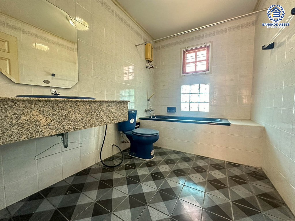 *****บ้านเดี่ยวมือสอง โครงการ กฤษดานคร31 บรมราชชนนี หลังมุม เนื้อที่ 99.90 ตร.ว. ฟังก์ชัน 3 ห้องนอน 3 ห้องน้ำ 2 ที่จอดรถ พร้อมเข้าอยู่ ติดทะเลสาบของโครงการ บนทำเลเดินทางสะดวก เชื่อมต่อถนนพุทธมณฑลสาย2 ถนนเพชรเกษม ใกล้รถไฟสายสีแดง "สถานีตลิ่งชัน" และทางคู่ขนานลอยฟ้าบรมราชชนนี