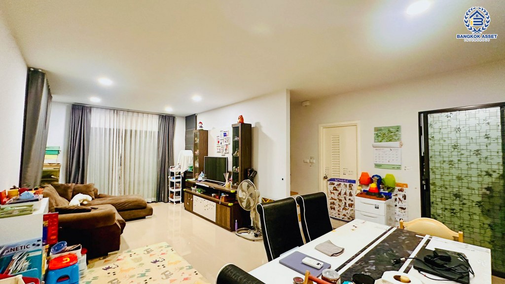 *****บ้านแฝดมือสอง โครงการ โมดิวิลล่า ชัยพฤกษ์ เนื้อที่ 43.60 ตร.ว. ฟังก์ชัน 3 ห้องนอน 3 ห้องน้ำ 2 ที่จอดรถ แถมฟรี! เครื่องปรับอากาศ ใกล้ Community Mall ที่ครบครัน เดินทางสะดวก เชื่อมต่อถนนบางกรวย-ไทรน้อย ถนนราชพฤกษ์ ถนนกาญจนาภิเษก ใกล้รถไฟฟ้าสายสีม่วง "สถานีคลองบางไผ่" และจุดขึ้นทางด่วน "ศรีรัช"