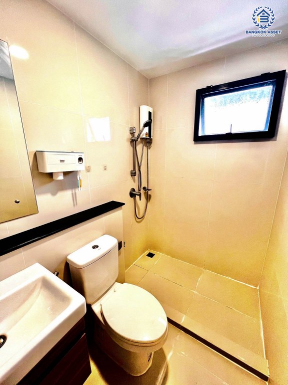 *****บ้านแฝดมือสอง โครงการ โมดิวิลล่า ชัยพฤกษ์ เนื้อที่ 43.60 ตร.ว. ฟังก์ชัน 3 ห้องนอน 3 ห้องน้ำ 2 ที่จอดรถ แถมฟรี! เครื่องปรับอากาศ ใกล้ Community Mall ที่ครบครัน เดินทางสะดวก เชื่อมต่อถนนบางกรวย-ไทรน้อย ถนนราชพฤกษ์ ถนนกาญจนาภิเษก ใกล้รถไฟฟ้าสายสีม่วง "สถานีคลองบางไผ่" และจุดขึ้นทางด่วน "ศรีรัช"