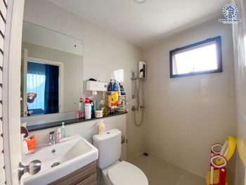 *****บ้านแฝดมือสอง โครงการ โมดิวิลล่า ชัยพฤกษ์ เนื้อที่ 43.60 ตร.ว. ฟังก์ชัน 3 ห้องนอน 3 ห้องน้ำ 2 ที่จอดรถ แถมฟรี! เครื่องปรับอากาศ ใกล้ Community Mall ที่ครบครัน เดินทางสะดวก เชื่อมต่อถนนบางกรวย-ไทรน้อย ถนนราชพฤกษ์ ถนนกาญจนาภิเษก ใกล้รถไฟฟ้าสายสีม่วง "สถานีคลองบางไผ่" และจุดขึ้นทางด่วน "ศรีรัช"