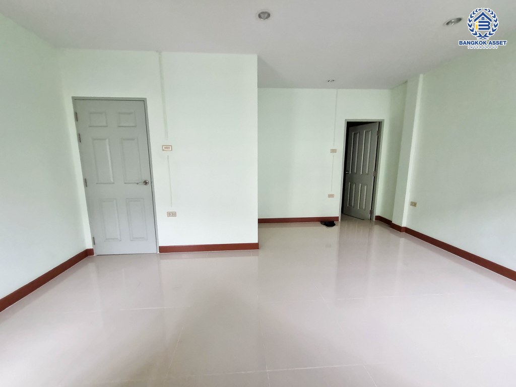 *****ทาวน์เฮ้าส์ 3 ชั้นมือสอง โครงการ บัวทองธานี พาร์ควิลล์5 เนื้อที่ 17.50 ตร.ว. ฟังก์ชัน 4 ห้องนอน 4 ห้องน้ำ 2 ที่จอดรถ บ้านสวยพร้อมเข้าอยู่ โครงการบนทำเลเดินทางสะดวก เชื่อมต่อถนนราชพฤกษ์ ถนนชัยพฤกษ์ ถนนแจ้งวัฒนะ ใกล้ห้างสรรพสินค้าเซ็นทรัลเวสต์เกต