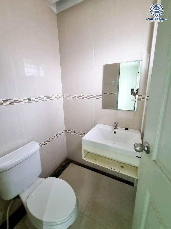 *****ทาวน์เฮ้าส์ 3 ชั้นมือสอง โครงการ บัวทองธานี พาร์ควิลล์5 เนื้อที่ 17.50 ตร.ว. ฟังก์ชัน 4 ห้องนอน 4 ห้องน้ำ 2 ที่จอดรถ บ้านสวยพร้อมเข้าอยู่ โครงการบนทำเลเดินทางสะดวก เชื่อมต่อถนนราชพฤกษ์ ถนนชัยพฤกษ์ ถนนแจ้งวัฒนะ ใกล้ห้างสรรพสินค้าเซ็นทรัลเวสต์เกต