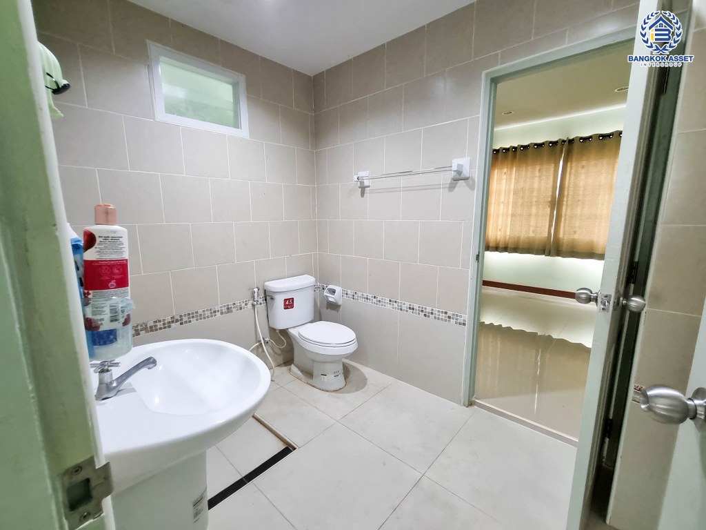 *****ทาวน์เฮ้าส์ 3 ชั้นมือสอง โครงการ บัวทองธานี พาร์ควิลล์5 เนื้อที่ 17.50 ตร.ว. ฟังก์ชัน 4 ห้องนอน 4 ห้องน้ำ 2 ที่จอดรถ บ้านสวยพร้อมเข้าอยู่ โครงการบนทำเลเดินทางสะดวก เชื่อมต่อถนนราชพฤกษ์ ถนนชัยพฤกษ์ ถนนแจ้งวัฒนะ ใกล้ห้างสรรพสินค้าเซ็นทรัลเวสต์เกต