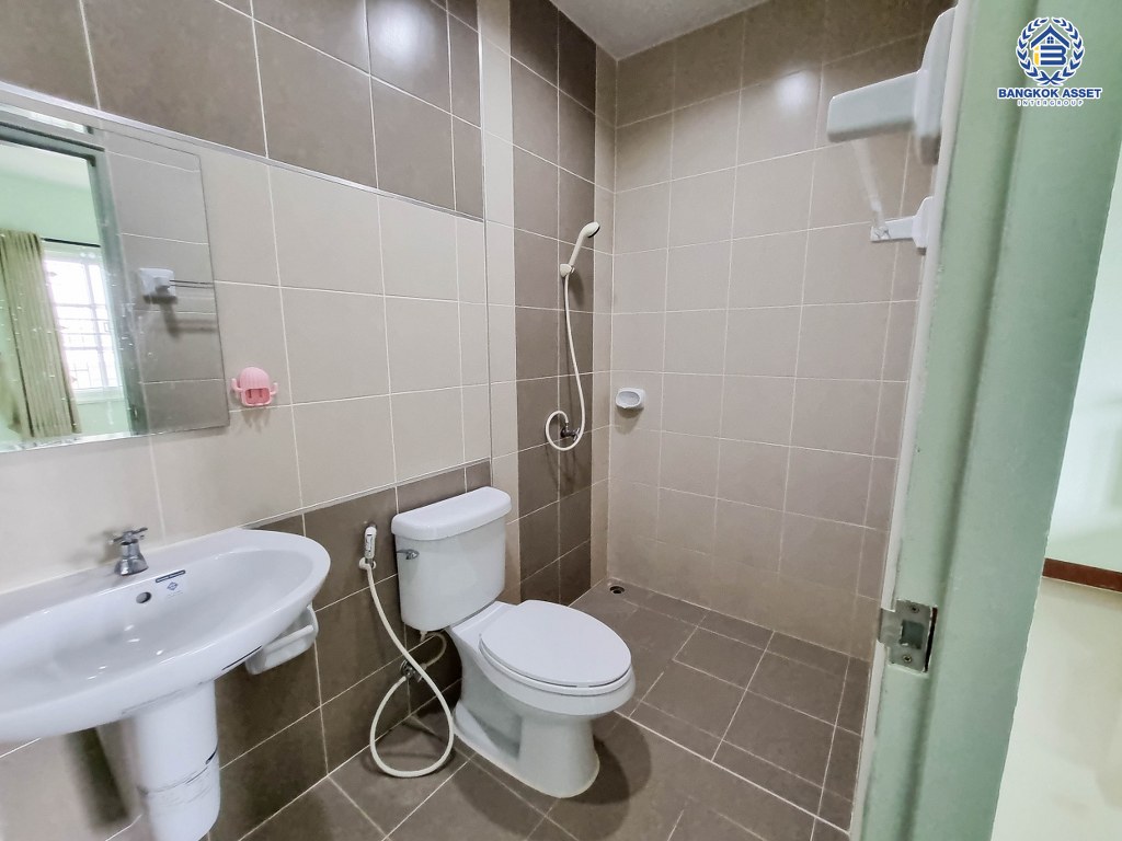 *****ทาวน์เฮ้าส์ 3 ชั้นมือสอง โครงการ บัวทองธานี พาร์ควิลล์5 เนื้อที่ 17.50 ตร.ว. ฟังก์ชัน 4 ห้องนอน 4 ห้องน้ำ 2 ที่จอดรถ บ้านสวยพร้อมเข้าอยู่ โครงการบนทำเลเดินทางสะดวก เชื่อมต่อถนนราชพฤกษ์ ถนนชัยพฤกษ์ ถนนแจ้งวัฒนะ ใกล้ห้างสรรพสินค้าเซ็นทรัลเวสต์เกต