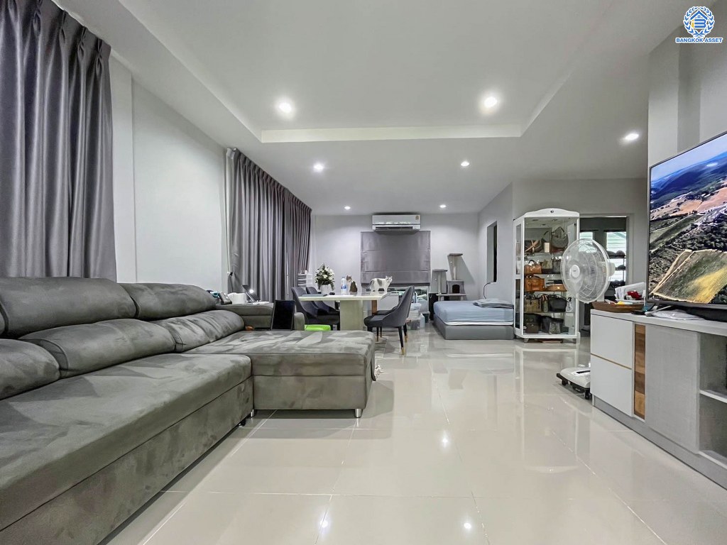 บ้านเดี่ยวมือสอง โครงการ มัณฑนา ปิ่นเกล้า-พระราม5 เนื้อที่ 59.40 ตร.ว. ฟังก์ชัน 4 ห้องนอน 3 ห้องน้ำ 2 ที่จอดรถ ตกแต่งสวย พร้อมบิ้วท์อินห้องนอน โครงการบนทำเลเชื่อมต่อถนนพระราม5-นครอินทร์ ถนนสวนผัก ถนนกาญจนาภิเษก ใกล้รถไฟฟ้าสายสีม่วง "สถานีบางรักน้อยท่าอิฐ"...