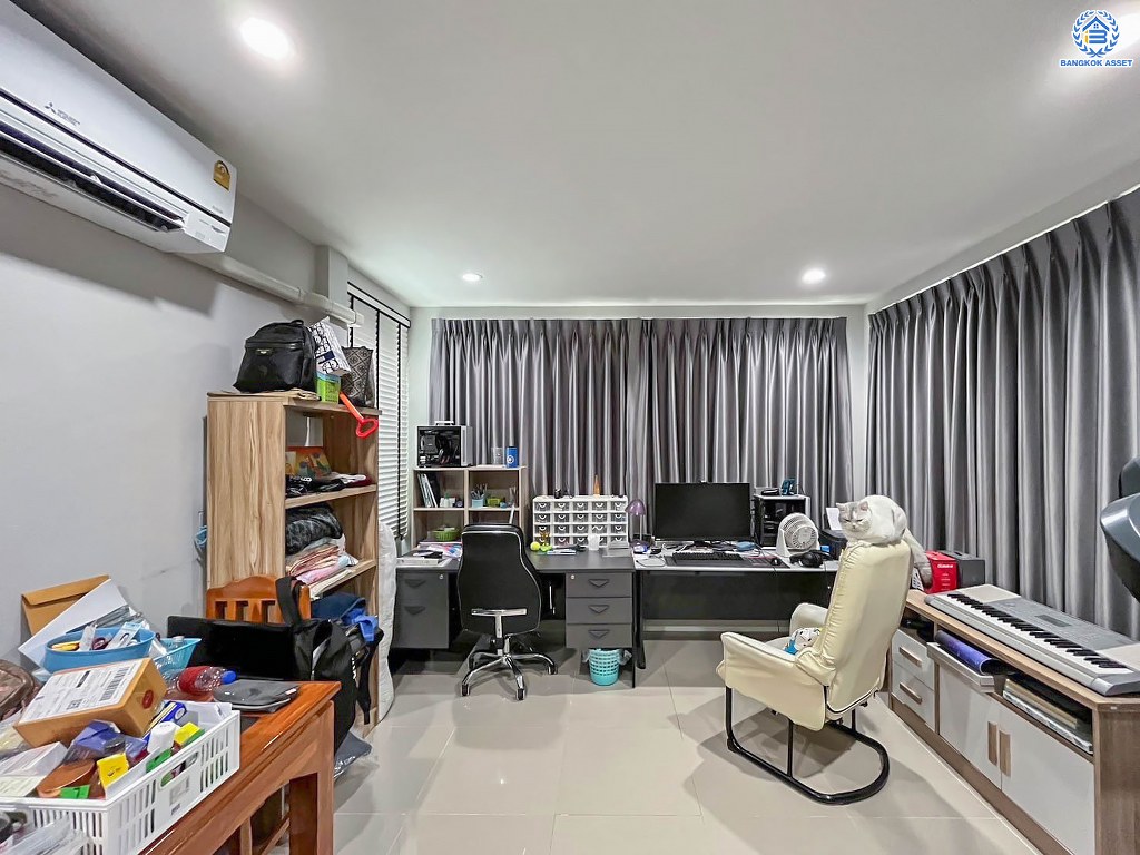 บ้านเดี่ยวมือสอง โครงการ มัณฑนา ปิ่นเกล้า-พระราม5 เนื้อที่ 59.40 ตร.ว. ฟังก์ชัน 4 ห้องนอน 3 ห้องน้ำ 2 ที่จอดรถ ตกแต่งสวย พร้อมบิ้วท์อินห้องนอน โครงการบนทำเลเชื่อมต่อถนนพระราม5-นครอินทร์ ถนนสวนผัก ถนนกาญจนาภิเษก ใกล้รถไฟฟ้าสายสีม่วง "สถานีบางรักน้อยท่าอิฐ"...