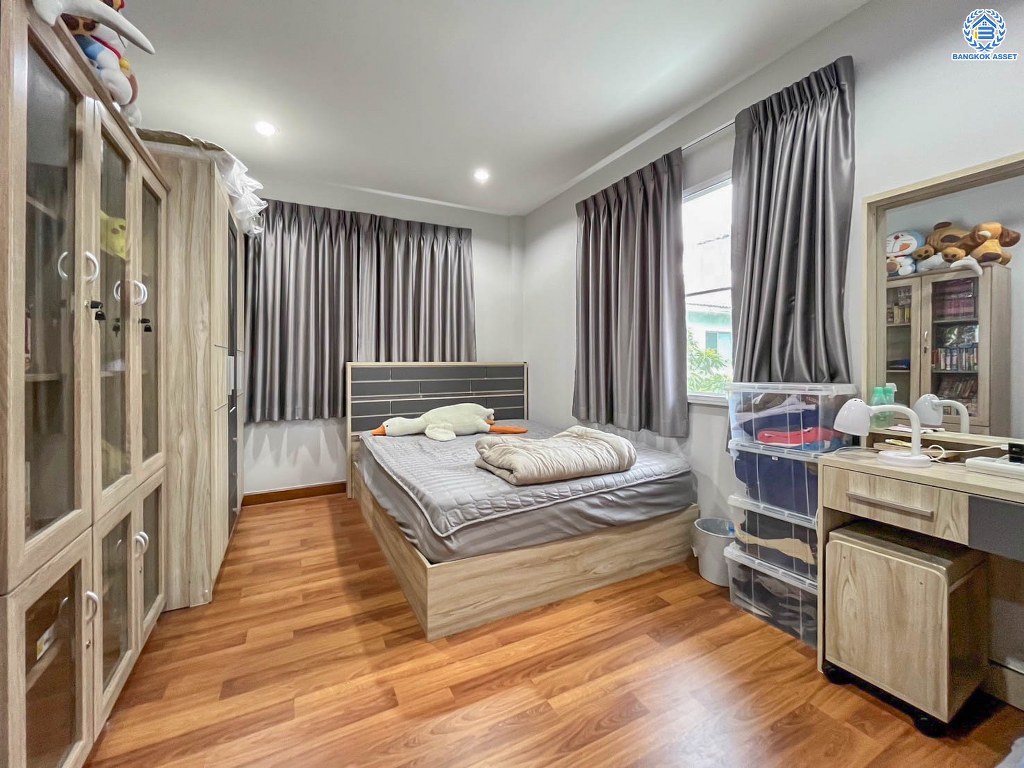 บ้านเดี่ยวมือสอง โครงการ มัณฑนา ปิ่นเกล้า-พระราม5 เนื้อที่ 59.40 ตร.ว. ฟังก์ชัน 4 ห้องนอน 3 ห้องน้ำ 2 ที่จอดรถ ตกแต่งสวย พร้อมบิ้วท์อินห้องนอน โครงการบนทำเลเชื่อมต่อถนนพระราม5-นครอินทร์ ถนนสวนผัก ถนนกาญจนาภิเษก ใกล้รถไฟฟ้าสายสีม่วง "สถานีบางรักน้อยท่าอิฐ"...